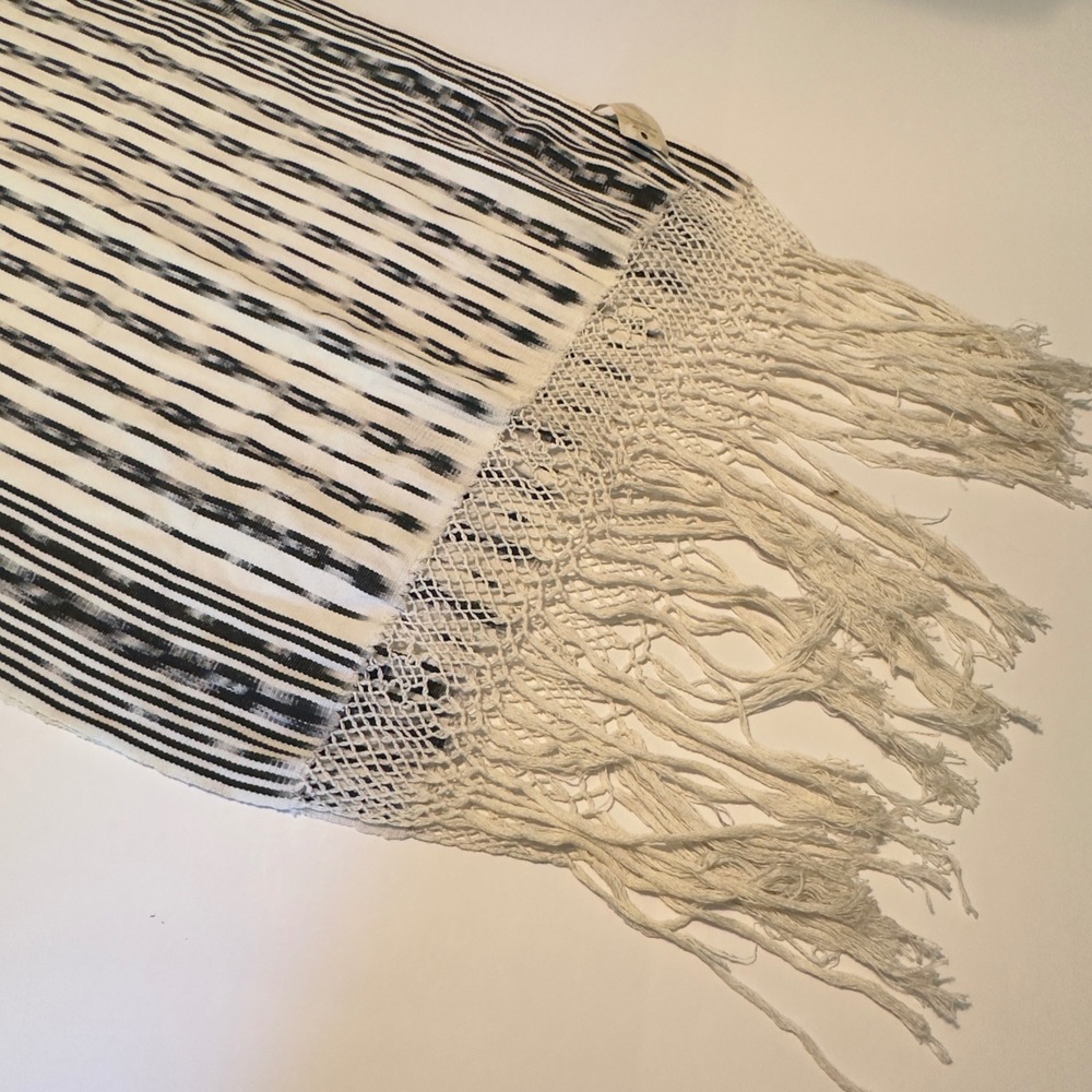 Galerias el Tucan Ikat Shawl Black White Handmade Ecuador Macrame Fringe NWT